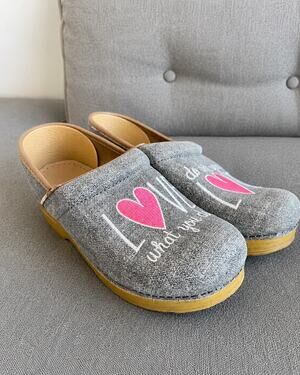 Dansko Twin Pro Love What You Do Gray Heart Clogs EU 38 Nurse Work Comfort Shoes